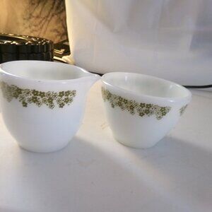 vintage pyrex creamer & sugar set.